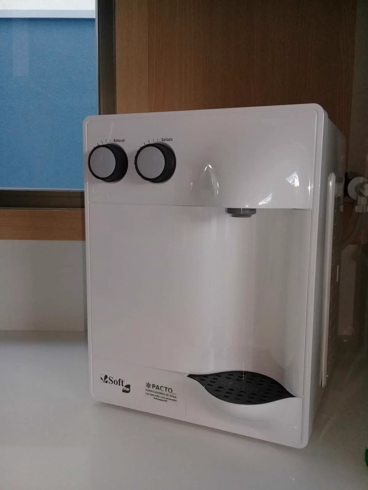 Purificador de água branco Soft instalado em bancada de cozinha residencial