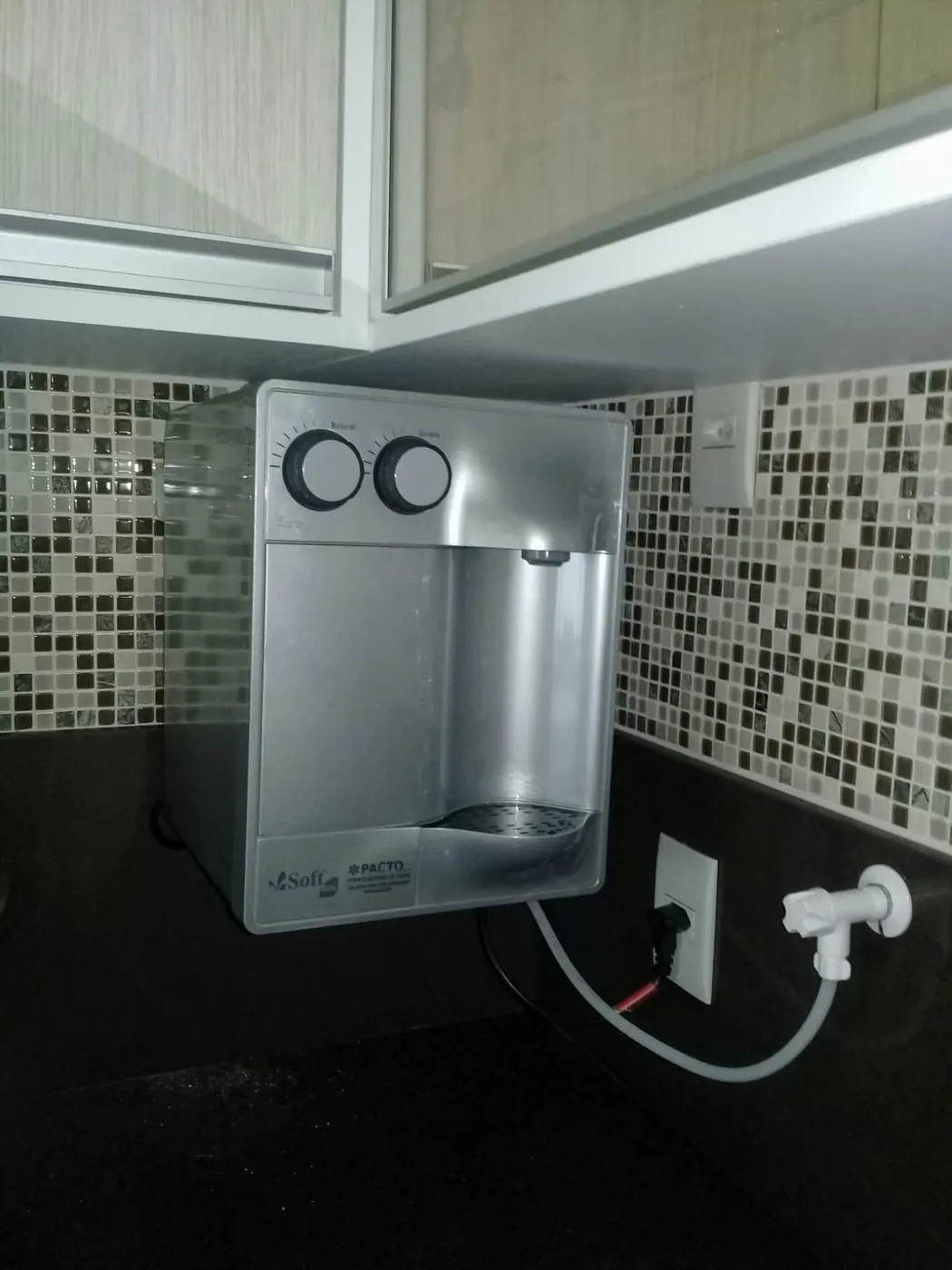 Purificador de água Soft prata instalado em parede de pastilhas sob armário planejado